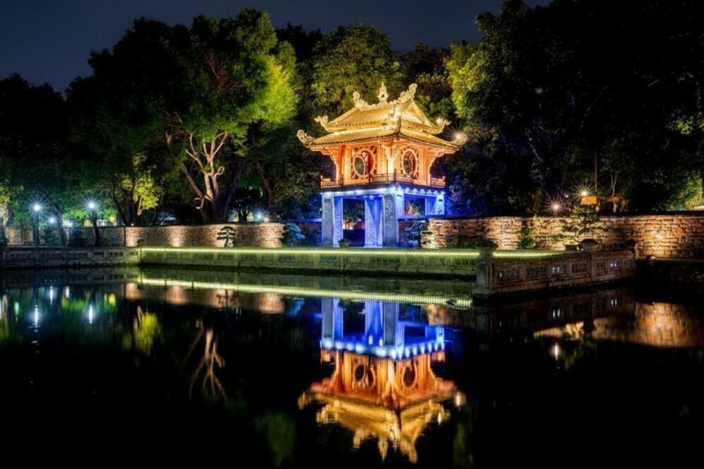 Nếu c&oacute; điều kiện, h&atilde;y trải nghiệm tour đ&ecirc;m tại Văn Miếu - Quốc Tử Gi&aacute;m để kh&aacute;m ph&aacute; những hoạt động văn ho&aacute;, nghệ thuật đặc sắc.